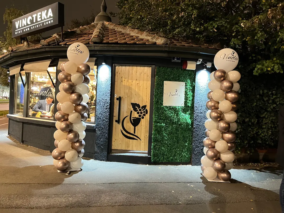 Ulaz u vinoteku ukrašen balonima, drvena vrata sa logom Vinolev
