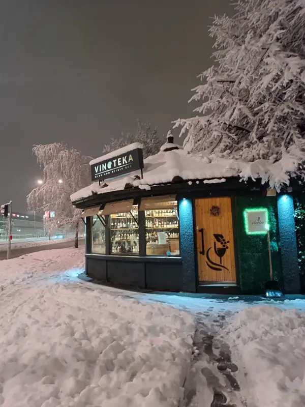 Vinoteka noću, pod snegom